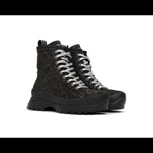 P448 Denise platform boots in Leopard, sz 41 - EUC